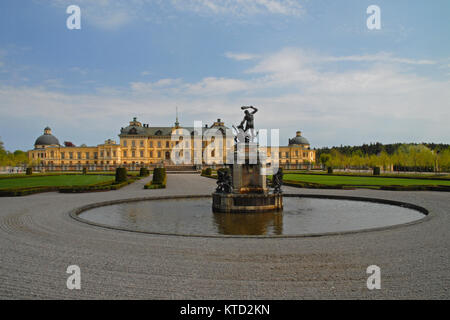 Drottningholm, Suède - Mai 21, 2017 : construction de Drottningholm et de la fontaine Banque D'Images