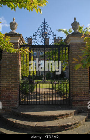 Eton, Royaume-Uni - Mai 16, 2015 : Gate à Provost's Garden à Eton College Banque D'Images