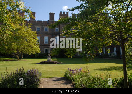 Eton, Royaume-Uni - Mai 16, 2015 : le Jardin de la Prévôté à Eton College dans la soirée Banque D'Images