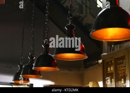 Plafond suspendu à lampes sur le comptoir bar Banque D'Images