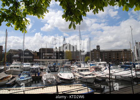 Londres, Royaume-Uni - 25 Avril 2015 : Bateaux à St Katharine Docks et le fragment dans l'arrière-plan Banque D'Images