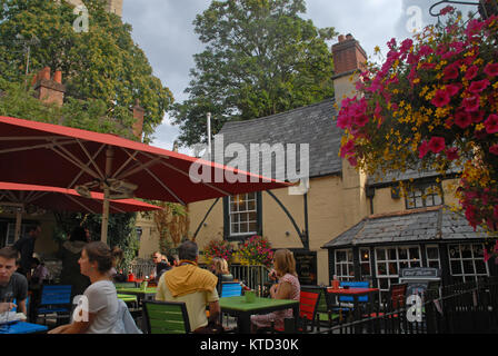 Oxford, Royaume-Uni - 16 août 2015 : Les gens de vous détendre dans le jardin de la célèbre Pub Taverne Gazon Banque D'Images