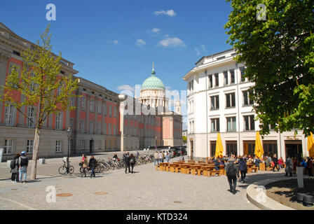 Potsdam, Allemagne - 30 Avril 2017 : Otto Braun Square, Landtag et Eglise Saint-Nicolas Banque D'Images