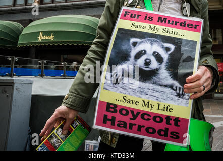 Manifestant contre la fourrure à l'extérieur de magasin de luxe Harrods à Knightsbridge. Londres, Royaume-Uni. Banque D'Images