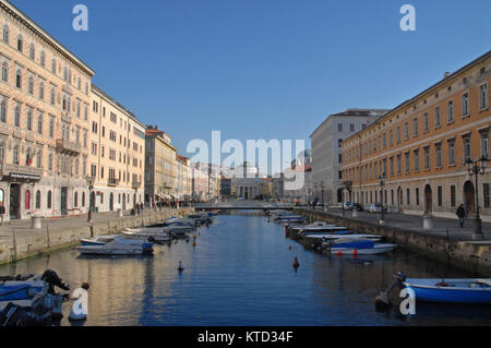 Trieste, Italie - 2 novembre 2015 : Canal Grande et Église de Saint Antonio (Piazza Sant'Antonio Nuovo) Banque D'Images