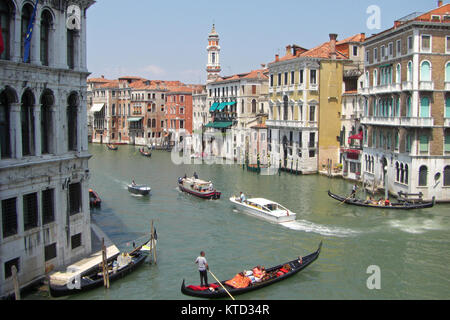 Vue sur le Grand Canal du Pont du Rialto à Venise, Italie Banque D'Images