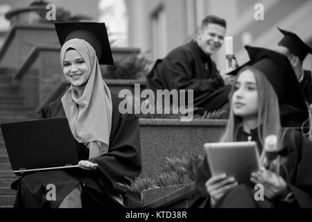 Groupe de jeunes diplômés, bechlor degré Banque D'Images