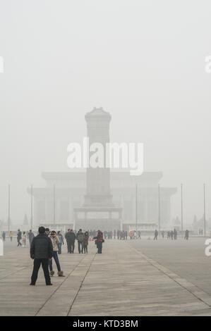 La place Tiananmen dans une brume jour, l'extrême fin des bâtiments sont Monument aux héros du peuple et le président Mao Zedong Memorial Hall Banque D'Images