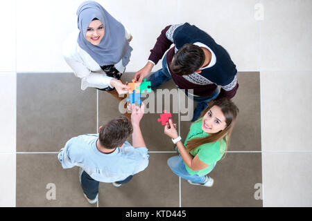 Le travail d'équipe de partenaires. Concept d'intégration et de démarrage des pièces de puzzle, les étudiants, les collègues de travail Banque D'Images