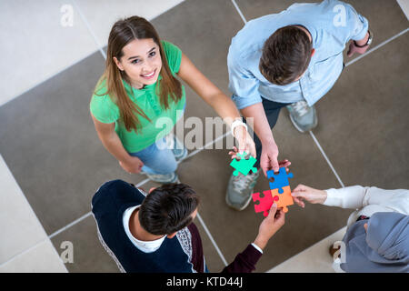 Le travail d'équipe de partenaires. Concept d'intégration et de démarrage des pièces de puzzle, les étudiants, les collègues de travail Banque D'Images
