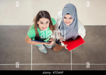 Groupe diversifié d'étudiants l'article discuter de l'école et projets, d'équipe, concept Banque D'Images