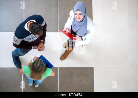 Groupe diversifié d'étudiants l'article discuter de l'école et projets, d'équipe, concept Banque D'Images
