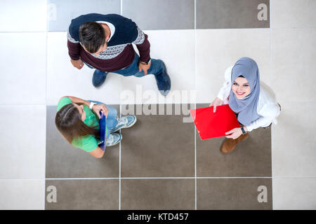 Groupe diversifié d'étudiants l'article discuter de l'école et projets, d'équipe, concept Banque D'Images