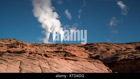 Cheminées s'élèvent sur les grès rouges. Page, Arizona, United States. Banque D'Images