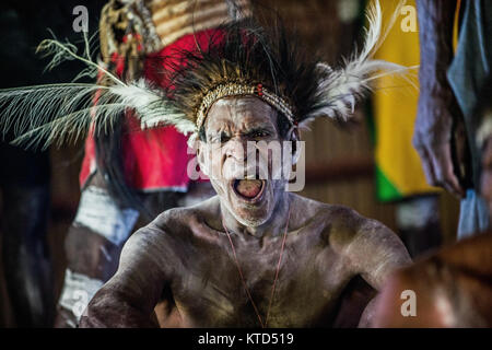 YOUW ATSY, village, district, région ASMAT Irian Jaya, Nouvelle Guinée, Indonésie - le 23 mai 2016 : Portrait d'un homme de la tribu de peuple Asmat avec rit Banque D'Images