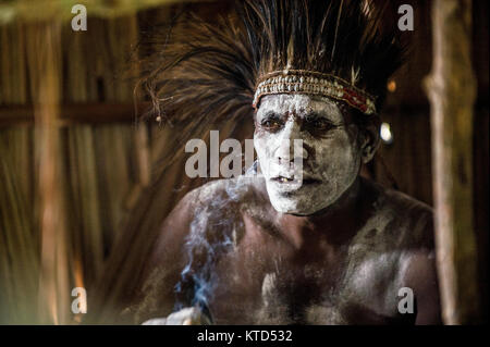 YOUW ATSY, village, district, région ASMAT Irian Jaya, Nouvelle Guinée, Indonésie - le 23 mai 2016 : Portrait d'un homme de la tribu de peuple Asmat avec rit Banque D'Images