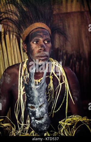 YOUW ATSY, village, district, région ASMAT Irian Jaya, Nouvelle Guinée, Indonésie - le 23 mai 2016 : Portrait d'un homme de la tribu de peuple Asmat avec rit Banque D'Images