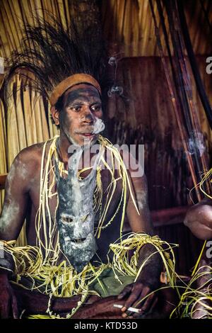 YOUW ATSY, village, district, région ASMAT Irian Jaya, Nouvelle Guinée, Indonésie - le 23 mai 2016 : Portrait d'un homme de la tribu de peuple Asmat avec rit Banque D'Images