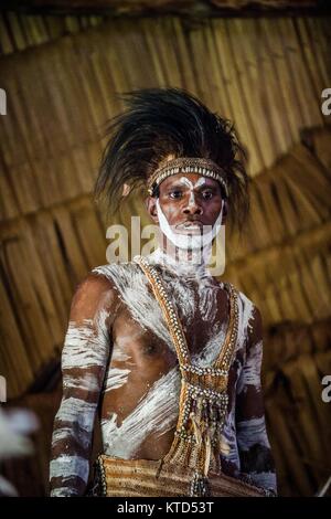 YOUW ATSY, village, district, région ASMAT Irian Jaya, Nouvelle Guinée, Indonésie - le 23 mai 2016 : Portrait d'un homme de la tribu de peuple Asmat avec rit Banque D'Images