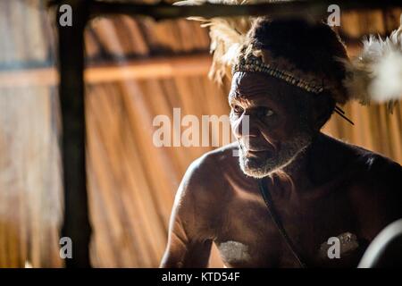 YOUW ATSY, village, district, région ASMAT Irian Jaya, Nouvelle Guinée, Indonésie - le 23 mai 2016 : Portrait d'un homme de la tribu de peuple Asmat avec rit Banque D'Images