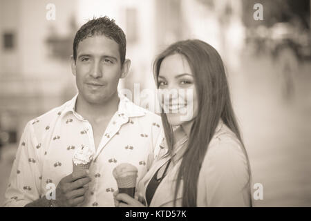 Cheerful couple eating ice cream cones Banque D'Images