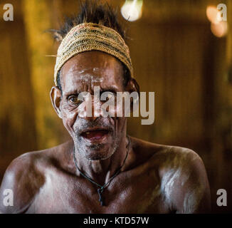 YOUW ATSY, village, district, région ASMAT Irian Jaya, Nouvelle Guinée, Indonésie - le 23 mai 2016 : Portrait d'un homme de la tribu de peuple Asmat avec rit Banque D'Images