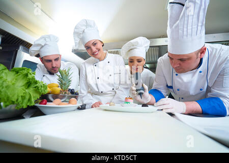 Chef preparing food in restaurant kitchen Banque D'Images
