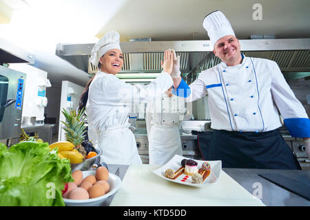 Chef preparing food in restaurant kitchen Banque D'Images