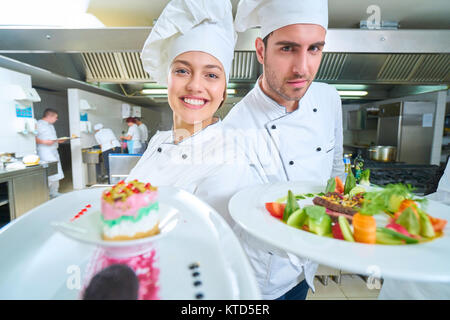 Chef preparing food in restaurant kitchen Banque D'Images