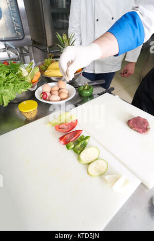 Chef preparing food in restaurant kitchen Banque D'Images