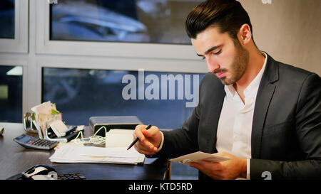 Businessman in office de recevoir la correspondance d'un autre homme sur la forme d'une lettre Banque D'Images
