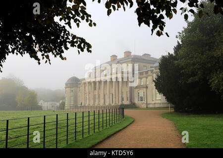 Misty sur Shugborough Hall, près de Great Haywood village, Staffordshire, England, UK Banque D'Images