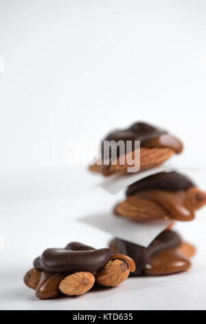 Moelleux au chocolat avec des amandes et des tortues au caramel salé. Banque D'Images