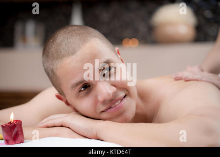 Massage sportif. Massothérapeute masser les épaules d'un athlète masculin, le travail avec le trapezius muscle. Image tonique Banque D'Images
