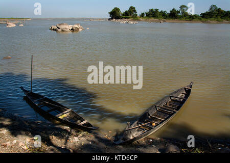 L'Asie, l'Inde, de l'Assam, district de Sonitpur, Biswanath, Brahmapoutre, bateaux sur la rivière Banque D'Images