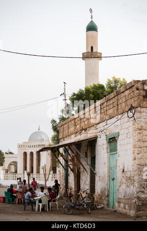 Gloire délavée et ruines délabrées de la ville portuaire de Massawa dans la région de la mer Rouge en Érythrée. Banque D'Images