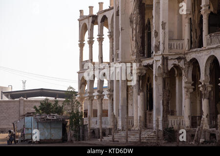 Gloire délavée et ruines délabrées de la ville portuaire de Massawa dans la région de la mer Rouge en Érythrée. Banque D'Images