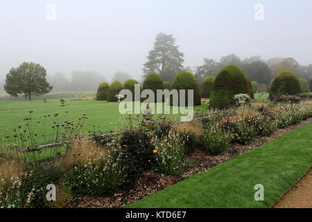 Misty sur Shugborough Hall, près de Great Haywood village, Staffordshire, England, UK Banque D'Images