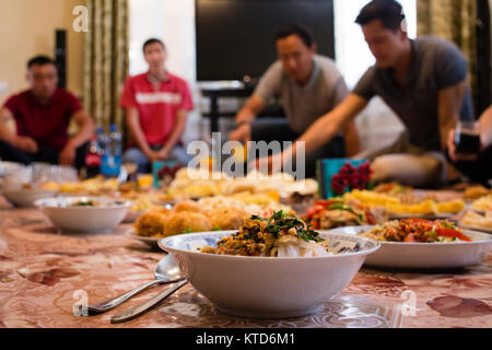 Un repas à la maison d'un famille Dungan dans le village de Yrdyk près de la ville de Karakol au Kirghizistan. Banque D'Images