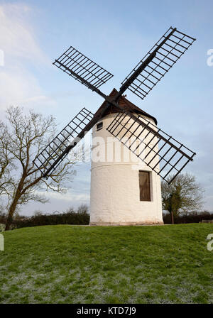 18e siècle classés Grade II Ashton moulin sur matin d'hiver glacial, Somerset Wedmore Banque D'Images