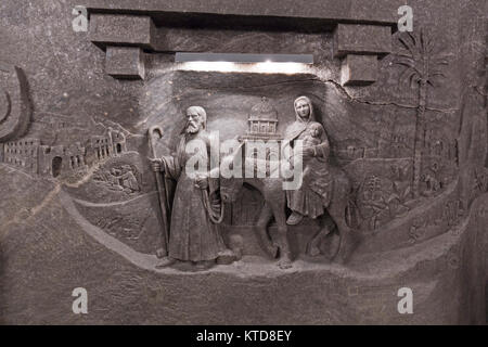 WIELICZKA, POLOGNE - décembre 2017 ; une sculpture de Marie, Joseph et l'enfant Jésus sculptés dans du sel sur les murs de la chapelle de Sainte Kinga, Wieliczk Banque D'Images