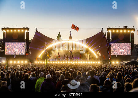 La zone en face de la scène Orange est emballé avec les amateurs de musique et les festivaliers lors d'un concert avec le groupe Arcade Fire lors de la Danish music festival Festival de Roskilde en 2017. Le Danemark, 01/07 2017. Banque D'Images