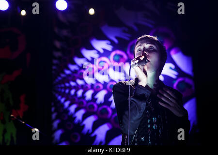 L'American synthpop band Poliça (souvent écrit comme Polìtica) effectue un concert live à Vega à Copenhague. Ici, chanteuse et compositrice Channy Leaneagh est vu sur scène. Le Danemark, 02/11 2016. Banque D'Images