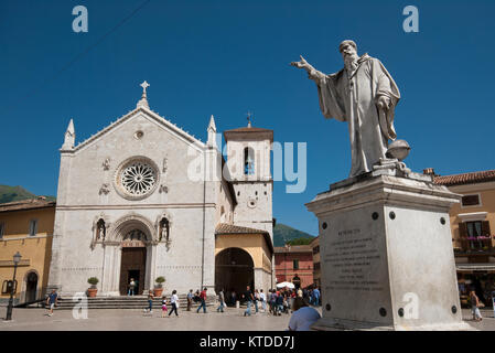 En statue de San Benedetto et San Benedetto dans l'église San Benedetto Square, Norcia (avant 2016) séisme, Ombrie, Italie Banque D'Images