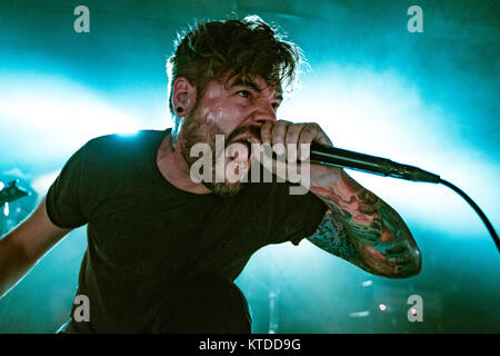 Le groupe de deathcore américain Suicide Silence effectue un concert live à Vega à Copenhague. Ici le chanteur Hernan "Eddie" Hermida est vu sur scène. Danemark 03/08 2015. Banque D'Images