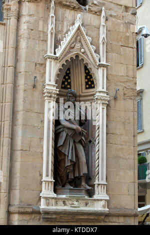 L'Église de Orsanmichele - Florence. Staue de saint Luc Banque D'Images