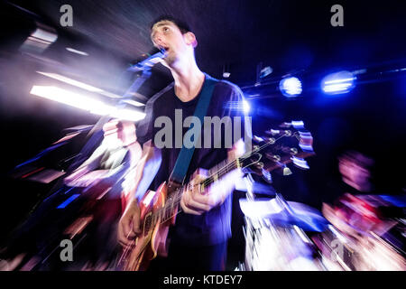 Le groupe de rock américain Tiger Jaw effectue un concert live à bêta dans Copenhague. Ici chanteur, musicien et auteur-compositeur Ben Walsh est vu sur scène. Le Danemark, 20/02 2016. Banque D'Images