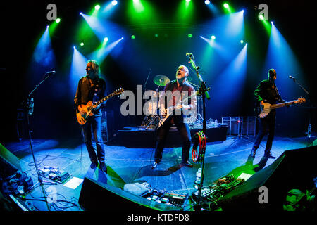Le groupe de rock britannique Wishbone Ash effectue un concert live à Amager Bio à Copenhague. Ici le chanteur et guitariste Andy Powell est vu en direct sur scène avec le guitariste Muddy Manninen (L) et le bassiste Bob Walter William Skeat (R). Le Danemark, 29/01 2015. Banque D'Images