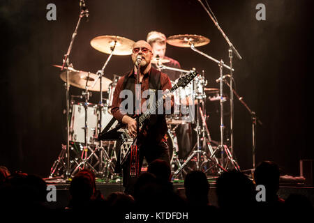 Le groupe de rock britannique Wishbone Ash effectue un concert live à Amager Bio à Copenhague. Ici le chanteur et guitariste Andy Powell est vu sur scène. Le Danemark, 29/01 2015. Banque D'Images