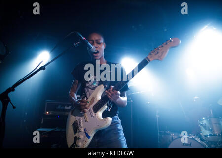 Le groupe punk britannique homme jeunesse effectue un concert live à Pumpehuset à Copenhague. Ici chanteur et guitariste Kaila Whyte est vu sur scène. Le Danemark, 13/03 2017. Banque D'Images